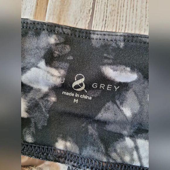 Lou and Grey •Size Medium• Black White Low Rise Capri Active Yoga Leggings - Picture 5 of 5